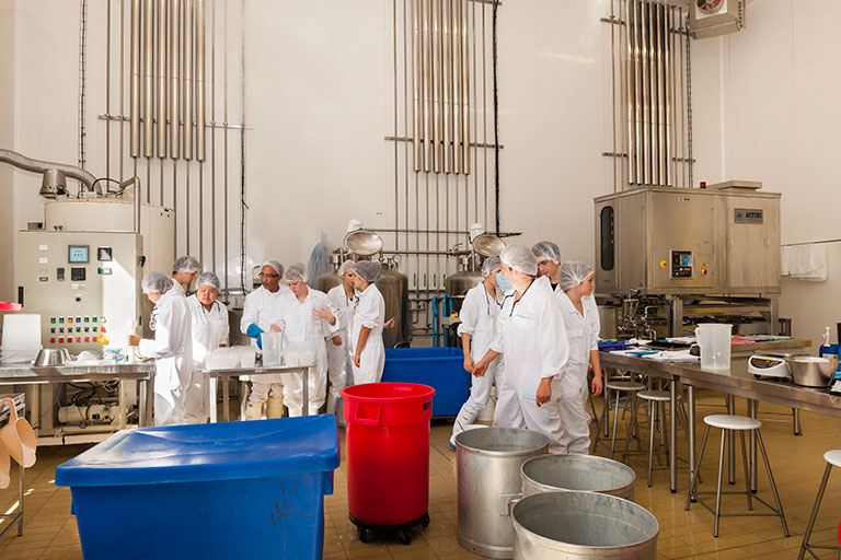 Espaces pédagogiques du hall des technologies laitières et agro-alimentaires. © Jérôme Mongreville / Région Bourgogne-Franche-Comté, Inventaire du patrimoine - 2013