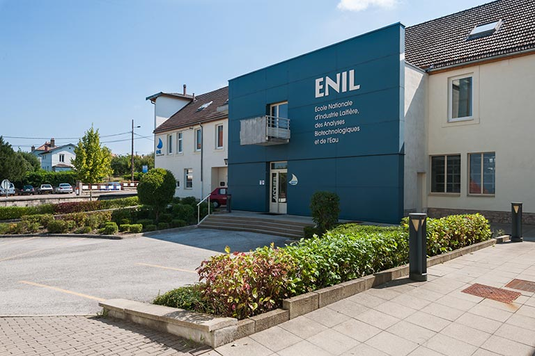 Cour, stationnement et façade antérieure du bâtiment d'administration et d'externat. © Jérôme Mongreville / Région Bourgogne-Franche-Comté, Inventaire du patrimoine - 2013