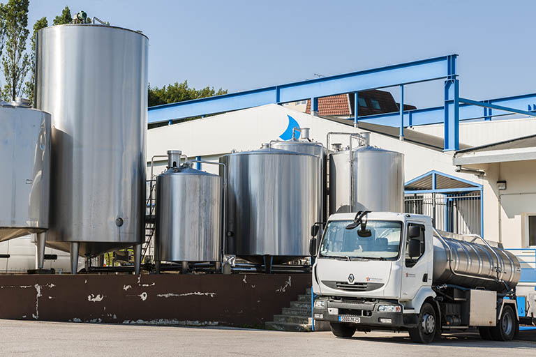 Détail des cuves de la façade est du hall des technologies laitières et agro-alimentaires. © Jérôme Mongreville / Région Bourgogne-Franche-Comté, Inventaire du patrimoine - 2013