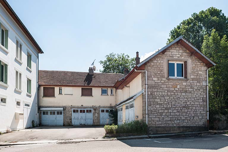 Pignon ouest du bâtiment d'administration et d'externat, garages et logement sur rue. © Jérôme Mongreville / Région Bourgogne-Franche-Comté, Inventaire du patrimoine - 2013