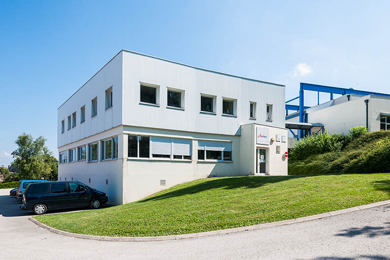 Laboratoire de l'institut technique français des fromages (Actilait larf) vu de l'ouest et sa liaison avec la façade nord du hall des technologies laitières et agro-alimentaires. © Jérôme Mongreville / Région Bourgogne-Franche-Comté, Inventaire du patrimoine - 2013