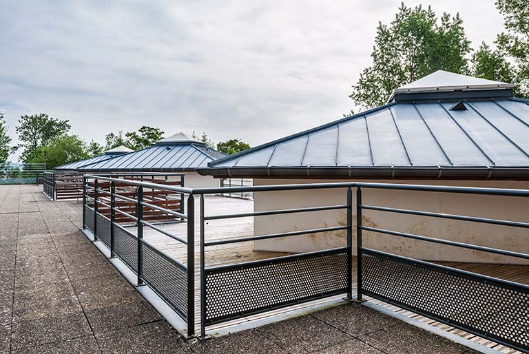 Terrasse et toiture des ateliers.  © Jérôme Mongreville / Région Bourgogne-Franche-Comté, Inventaire du patrimoine - 2013