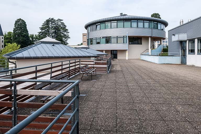 Face est de la tour vue depuis la terrasse du bâtiment des ateliers.  © Jérôme Mongreville / Région Bourgogne-Franche-Comté, Inventaire du patrimoine - 2013