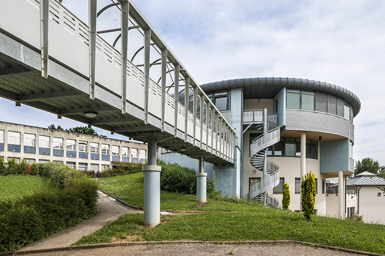 Vue d'ensemble de l'externat, la passerelle, l'escalier et la tour, les ateliers. © Jérôme Mongreville / Région Bourgogne-Franche-Comté, Inventaire du patrimoine - 2013
