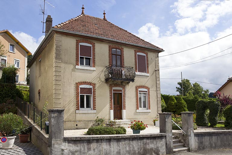 Maison : façade antérieure, de trois quarts gauche. © Yves Sancey / Région Bourgogne-Franche-Comté, Inventaire du patrimoine - 2013