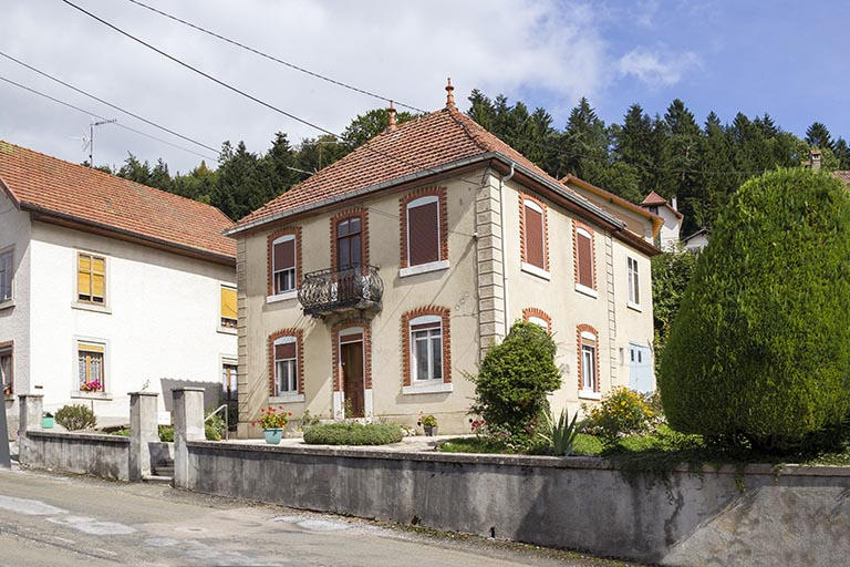 Vue d'ensemble, depuis le sud-ouest (façades antérieure et latérale droite). © Yves Sancey / Région Bourgogne-Franche-Comté, Inventaire du patrimoine - 2013