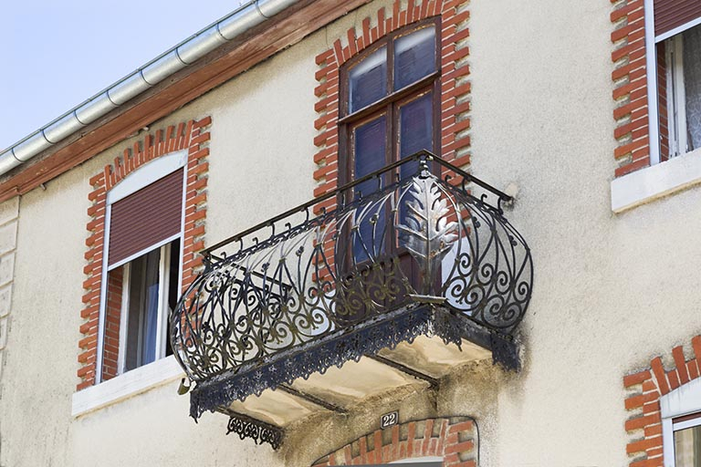 Maison, façade antérieure : balcon, vu en contre-plongée. © Yves Sancey / Région Bourgogne-Franche-Comté, Inventaire du patrimoine - 2013