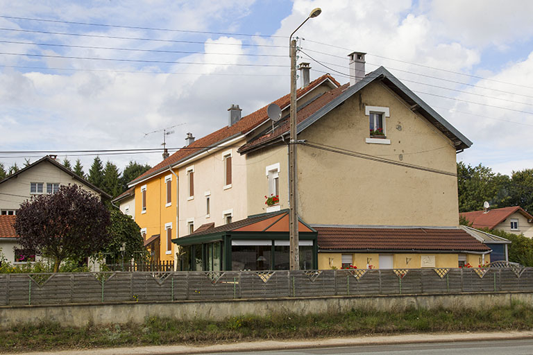 Immeuble au n° 9 : vue d'ensemble rapprochée, depuis le sud-ouest. © Yves Sancey / Région Bourgogne-Franche-Comté, Inventaire du patrimoine - 2013