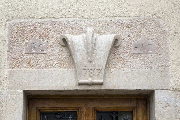 Façade antérieure : linteau orné et daté de la porte de droite. © Yves Sancey / Région Bourgogne-Franche-Comté, Inventaire du patrimoine - 2013