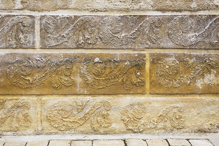 Façade antérieure : décor de l'enduit en partie basse. © Yves Sancey / Région Bourgogne-Franche-Comté, Inventaire du patrimoine - 2013