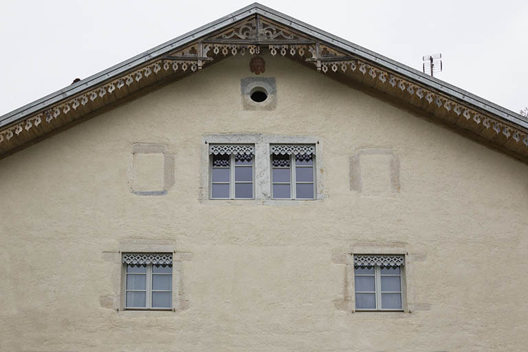 Façade antérieure : fenêtres horlogères du 1er étage de comble. © Yves Sancey / Région Bourgogne-Franche-Comté, Inventaire du patrimoine - 2013