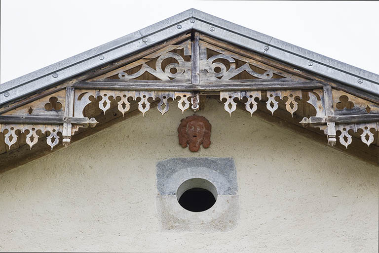 Façade antérieure : lambrequin et oculus du 2e étage de comble. © Yves Sancey / Région Bourgogne-Franche-Comté, Inventaire du patrimoine - 2013