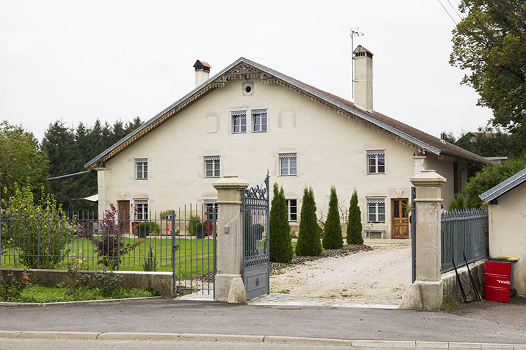 Ferme (au n° 8) : vue d'ensemble, depuis l'est (façade antérieure). © Yves Sancey / Région Bourgogne-Franche-Comté, Inventaire du patrimoine - 2013