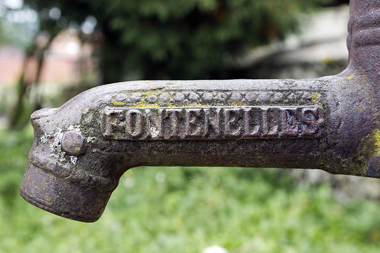 Pompe à eau Renaud : inscription localisant le fabricant aux Fontenelles. © Yves Sancey / Région Bourgogne-Franche-Comté, Inventaire du patrimoine - 2013