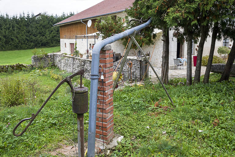 Citerne, pompe et tuyau d'amenée d'eau. © Yves Sancey / Région Bourgogne-Franche-Comté, Inventaire du patrimoine - 2013