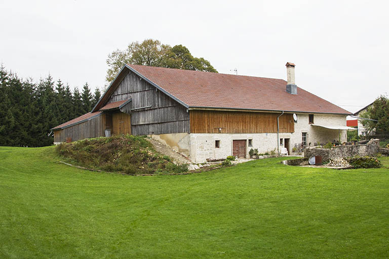 Ferme (au n° 8) : vue d'ensemble, depuis l'ouest (façades postérieure et latérale gauche). © Yves Sancey / Région Bourgogne-Franche-Comté, Inventaire du patrimoine - 2013