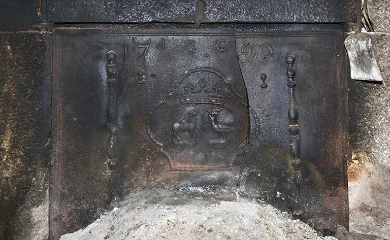Plaque de cheminée datée 1790. © Yves Sancey / Région Bourgogne-Franche-Comté, Inventaire du patrimoine - 2013