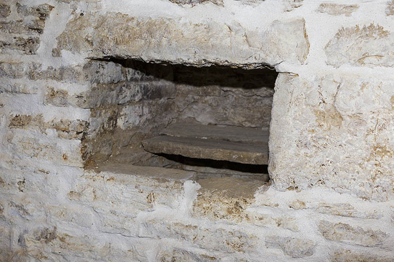 Cellier : niche dans le mur et sa cache. © Yves Sancey / Région Bourgogne-Franche-Comté, Inventaire du patrimoine - 2013