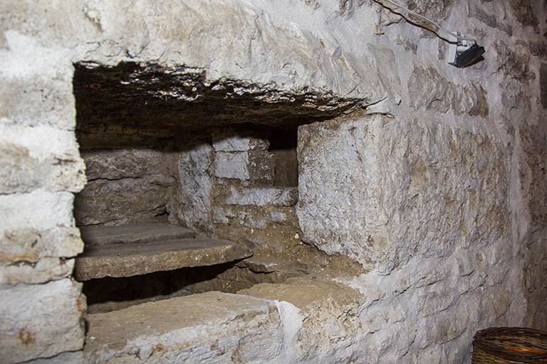 Cellier : niche dans le mur et sa cache. © Yves Sancey / Région Bourgogne-Franche-Comté, Inventaire du patrimoine - 2013