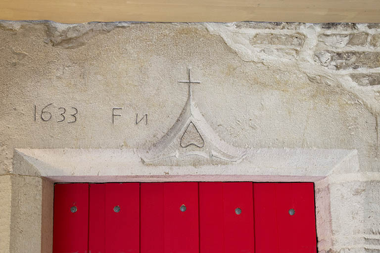 Linteau portant la date 1633, intégré au bâtiment. © Yves Sancey / Région Bourgogne-Franche-Comté, Inventaire du patrimoine - 2013