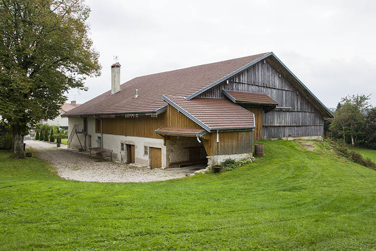Ferme (au n° 8) : vue d'ensemble, depuis le nord (façades postérieure et latérale droite). © Yves Sancey / Région Bourgogne-Franche-Comté, Inventaire du patrimoine - 2013