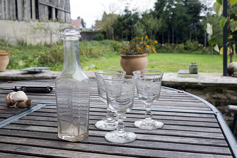 Bouteille et verres à pied réputés provenir de la verrerie du Bief d'Etoz (commune de Charmauvillers). © Yves Sancey / Région Bourgogne-Franche-Comté, Inventaire du patrimoine - 2013 Bouteille et verres à pied réputés provenir de la verrerie du Bief d'Etoz (commune de Charmauvillers). © Yves Sancey / Région Bourgogne-Franche-Comté, Inventaire du patrimoine - 2013