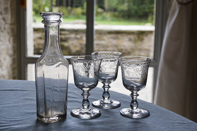 Bouteille et verres à pied réputés provenir de la verrerie du Bief d'Etoz (commune de Charmauvillers). © Yves Sancey / Région Bourgogne-Franche-Comté, Inventaire du patrimoine - 2013 Bouteille et verres à pied réputés provenir de la verrerie du Bief d'Etoz (commune de Charmauvillers). © Yves Sancey / Région Bourgogne-Franche-Comté, Inventaire du patrimoine - 2013