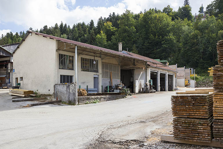 Ateliers de réparation (D et C) et silos à copeaux (B), de trois quarts gauche. © Yves Sancey / Région Bourgogne-Franche-Comté, Inventaire du patrimoine - 2013