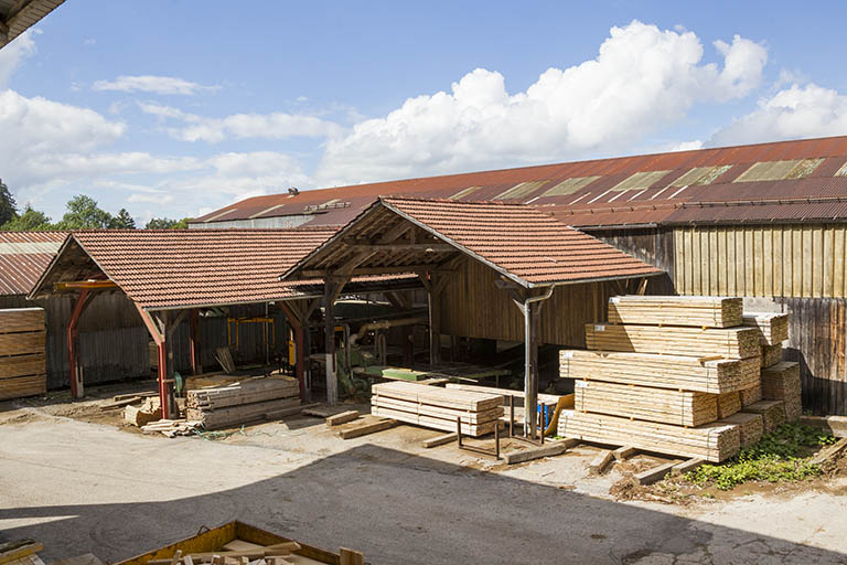 Hangars au sud, adossés aux ateliers F (empilage) et M (débitage). © Yves Sancey / Région Bourgogne-Franche-Comté, Inventaire du patrimoine - 2013