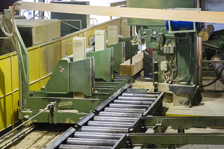 Atelier de débitage (N) : scie à ruban Bongioanni et son chariot, vus de l'aval. © Yves Sancey / Région Bourgogne-Franche-Comté, Inventaire du patrimoine - 2013