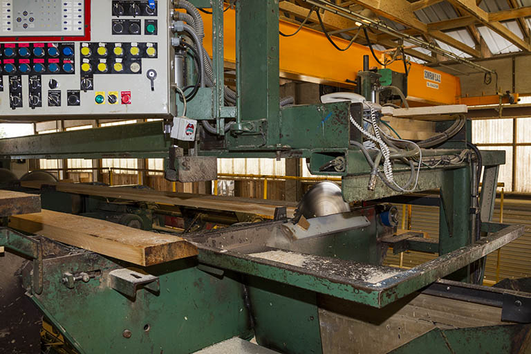 Atelier de triage et d'empilage (E) : scie circulaire de l'installation de sciage. © Yves Sancey / Région Bourgogne-Franche-Comté, Inventaire du patrimoine - 2013