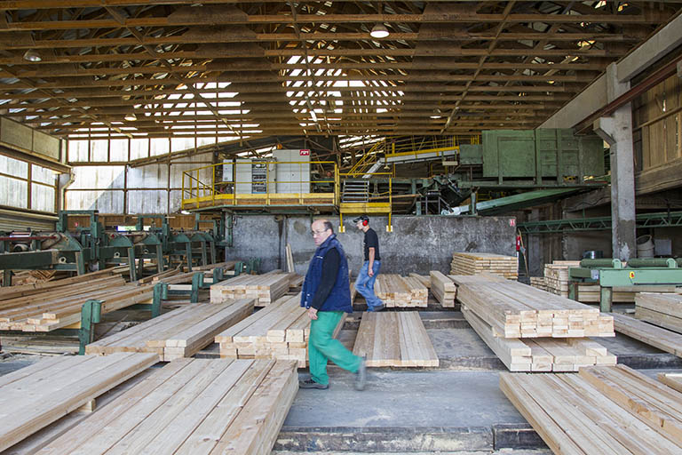 Atelier de triage et d'empilage (E) : intérieur. Au fond en hauteur, l'installation de sciage. © Yves Sancey / Région Bourgogne-Franche-Comté, Inventaire du patrimoine - 2013