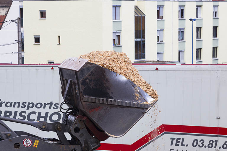 Silos à copeaux (B) : godet du chargeur. © Yves Sancey / Région Bourgogne-Franche-Comté, Inventaire du patrimoine - 2013