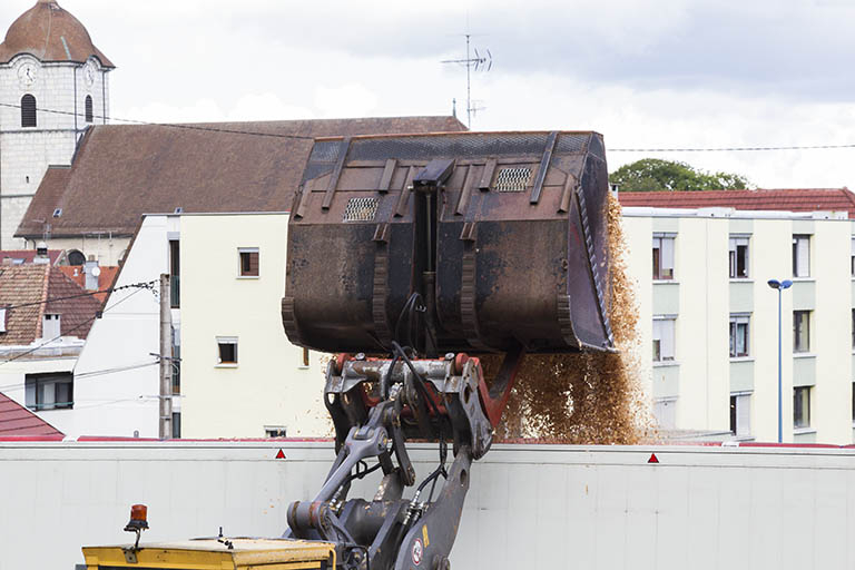 Silos à copeaux (B) : godet du chargeur. © Yves Sancey / Région Bourgogne-Franche-Comté, Inventaire du patrimoine - 2013