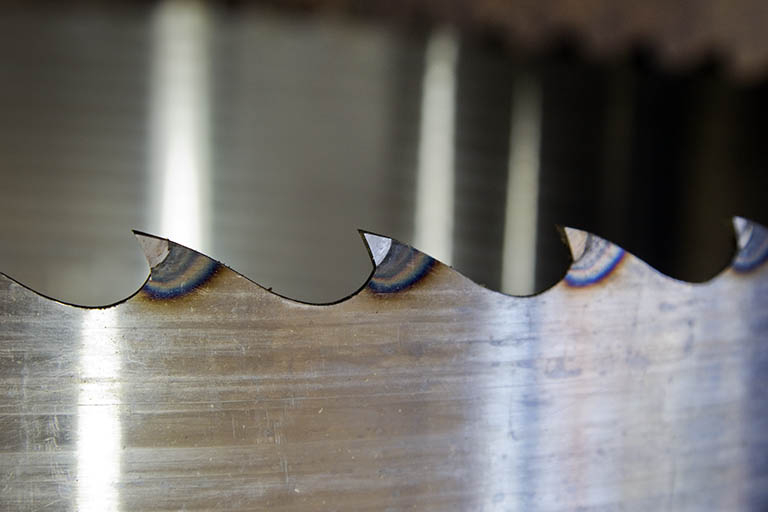 Atelier d'affûtage (K) : détail d'une lame de scie à ruban à double denture. © Yves Sancey / Région Bourgogne-Franche-Comté, Inventaire du patrimoine - 2013