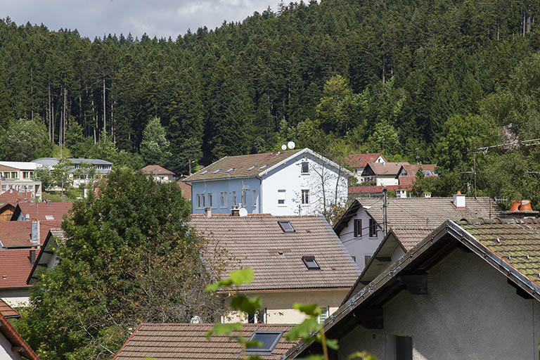 Vue d'ensemble éloignée, depuis le sud. © Yves Sancey / Région Bourgogne-Franche-Comté, Inventaire du patrimoine - 2013