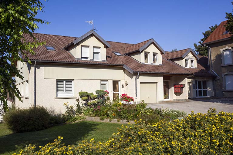 Ateliers de fabrication (immeuble à gauche et perception à droite) : façade antérieure. © Yves Sancey / Région Bourgogne-Franche-Comté, Inventaire du patrimoine - 2013