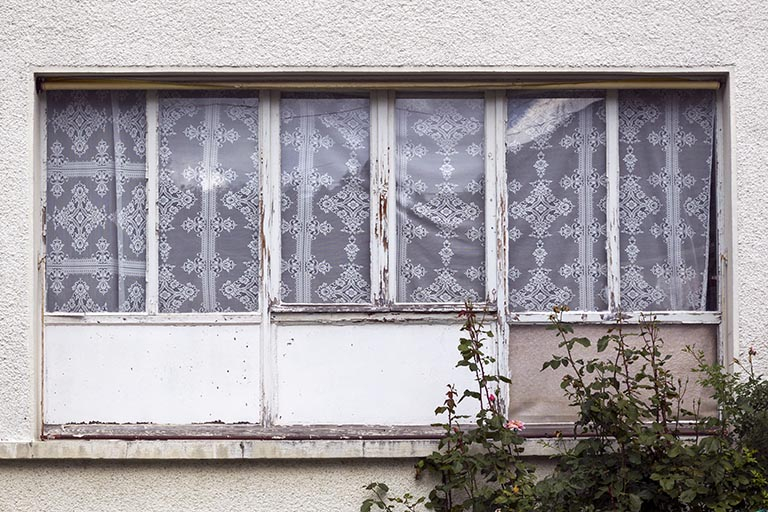Façade antérieure : fenêtre d'atelier au rez-de-chaussée. © Yves Sancey / Région Bourgogne-Franche-Comté, Inventaire du patrimoine - 2013