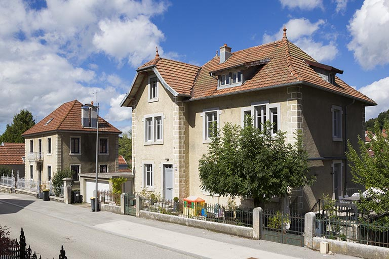 Vue d'ensemble, depuis l'est (façades antérieure et latérale droite). © Yves Sancey / Région Bourgogne-Franche-Comté, Inventaire du patrimoine - 2013 Vue d'ensemble, depuis l'est (façades antérieure et latérale droite). © Yves Sancey / Région Bourgogne-Franche-Comté, Inventaire du patrimoine - 2013