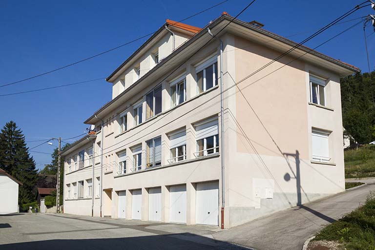 Vue d'ensemble, depuis l'est (façades antérieure et latérale droite). © Yves Sancey / Région Bourgogne-Franche-Comté, Inventaire du patrimoine - 2013