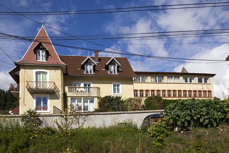 Façade sud de l'usine et du logement patronal, depuis la rue du Mont. © Yves Sancey / Région Bourgogne-Franche-Comté, Inventaire du patrimoine - 2013 Façade sud de l'usine et du logement patronal, depuis la rue du Mont. © Yves Sancey / Région Bourgogne-Franche-Comté, Inventaire du patrimoine - 2013