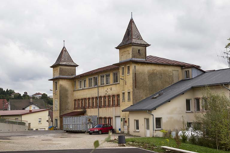 Usine et atelier : façade postérieure, de trois quarts droite. © Yves Sancey / Région Bourgogne-Franche-Comté, Inventaire du patrimoine - 2013 Usine et atelier : façade postérieure, de trois quarts droite. © Yves Sancey / Région Bourgogne-Franche-Comté, Inventaire du patrimoine - 2013