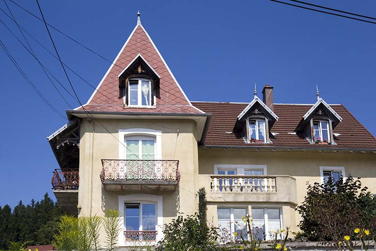 Logement patronal : façade latérale gauche, depuis la rue du Mont. © Yves Sancey / Région Bourgogne-Franche-Comté, Inventaire du patrimoine - 2013 Logement patronal : façade latérale gauche, depuis la rue du Mont. © Yves Sancey / Région Bourgogne-Franche-Comté, Inventaire du patrimoine - 2013