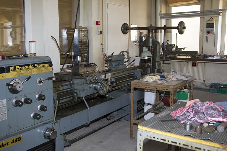 Usine, rez-de-chaussée : tour et grosse presse à balancier. © Yves Sancey / Région Bourgogne-Franche-Comté, Inventaire du patrimoine - 2013 Usine, rez-de-chaussée : tour et grosse presse à balancier. © Yves Sancey / Région Bourgogne-Franche-Comté, Inventaire du patrimoine - 2013