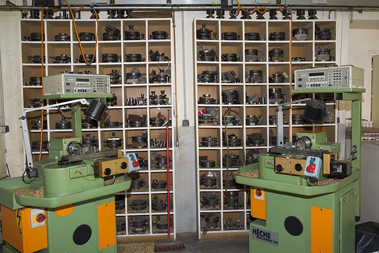 Usine, rez-de-chaussée : postes de travail (deux machines suisses Hêche et leurs outils). © Yves Sancey / Région Bourgogne-Franche-Comté, Inventaire du patrimoine - 2013 Usine, rez-de-chaussée : postes de travail (deux machines suisses Hêche et leurs outils). © Yves Sancey / Région Bourgogne-Franche-Comté, Inventaire du patrimoine - 2013