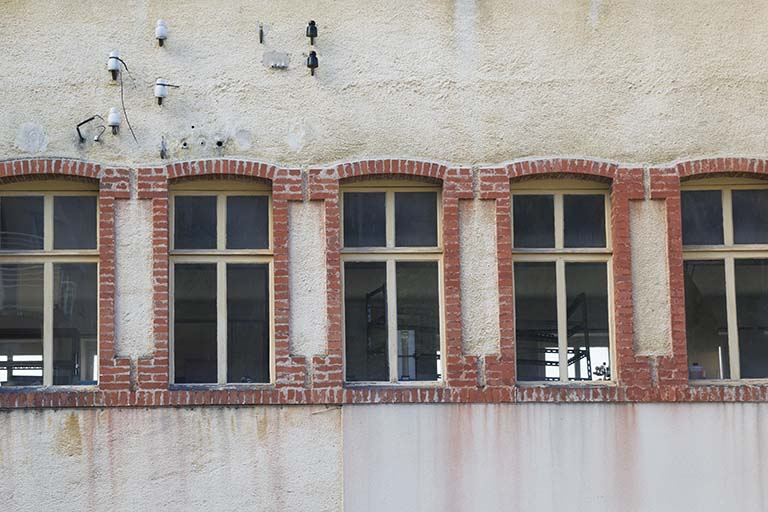 Usine, façade postérieure : fenêtres multiples. © Yves Sancey / Région Bourgogne-Franche-Comté, Inventaire du patrimoine - 2013 Usine, façade postérieure : fenêtres multiples. © Yves Sancey / Région Bourgogne-Franche-Comté, Inventaire du patrimoine - 2013
