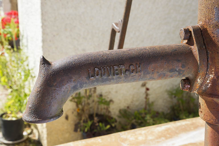 Inscription donnant le nom du fabricant (Louvet Ch.). © Yves Sancey / Région Bourgogne-Franche-Comté, Inventaire du patrimoine - 2013