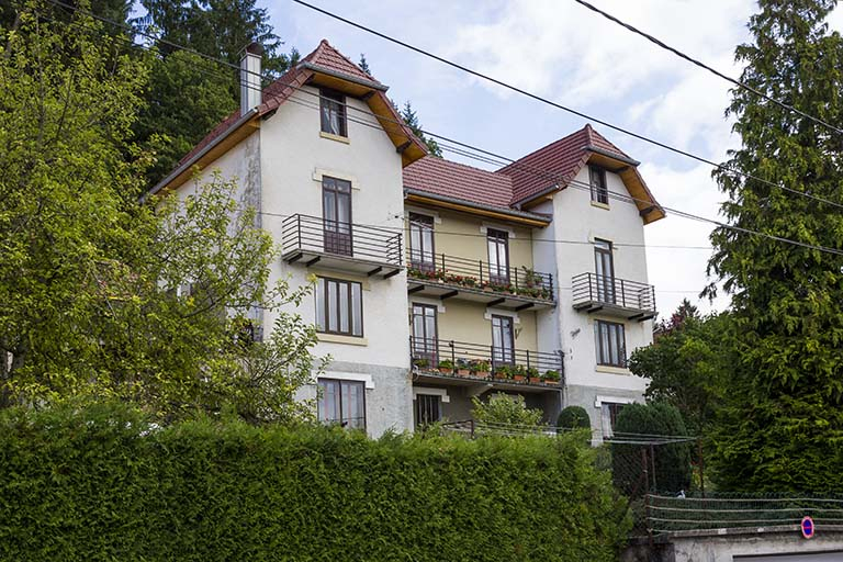 Immeuble n° 6 : façade côté vallée (ouest), de trois quarts gauche. © Yves Sancey / Région Bourgogne-Franche-Comté, Inventaire du patrimoine - 2013