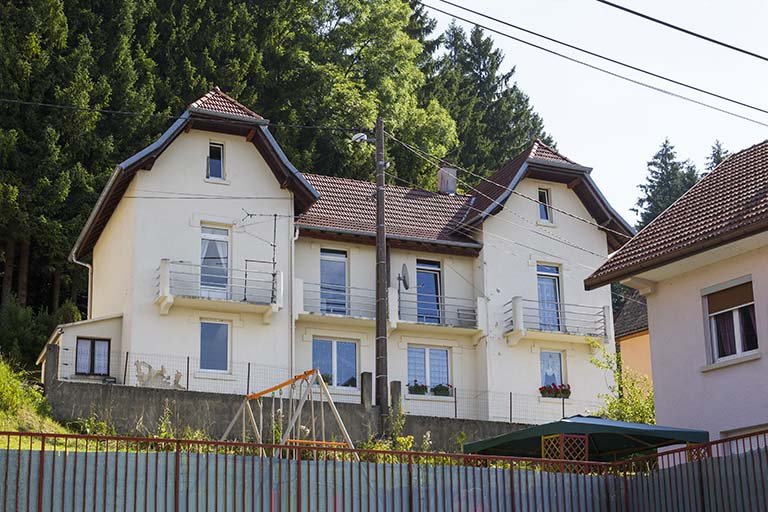 Immeuble au n° 1 : façade côté vallée (ouest). © Yves Sancey / Région Bourgogne-Franche-Comté, Inventaire du patrimoine - 2013