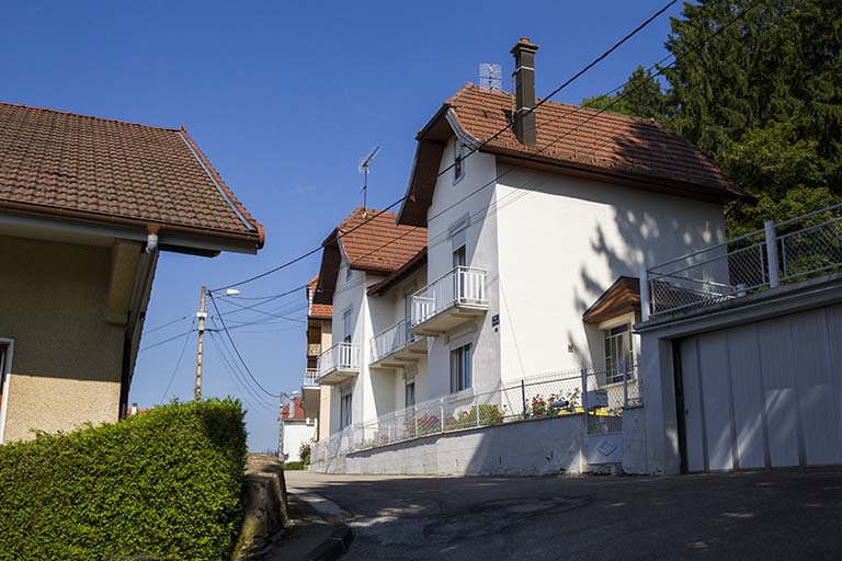 Immeuble aux n° 5-7 : façade côté vallée (ouest), de trois quarts droite. © Yves Sancey / Région Bourgogne-Franche-Comté, Inventaire du patrimoine - 2013